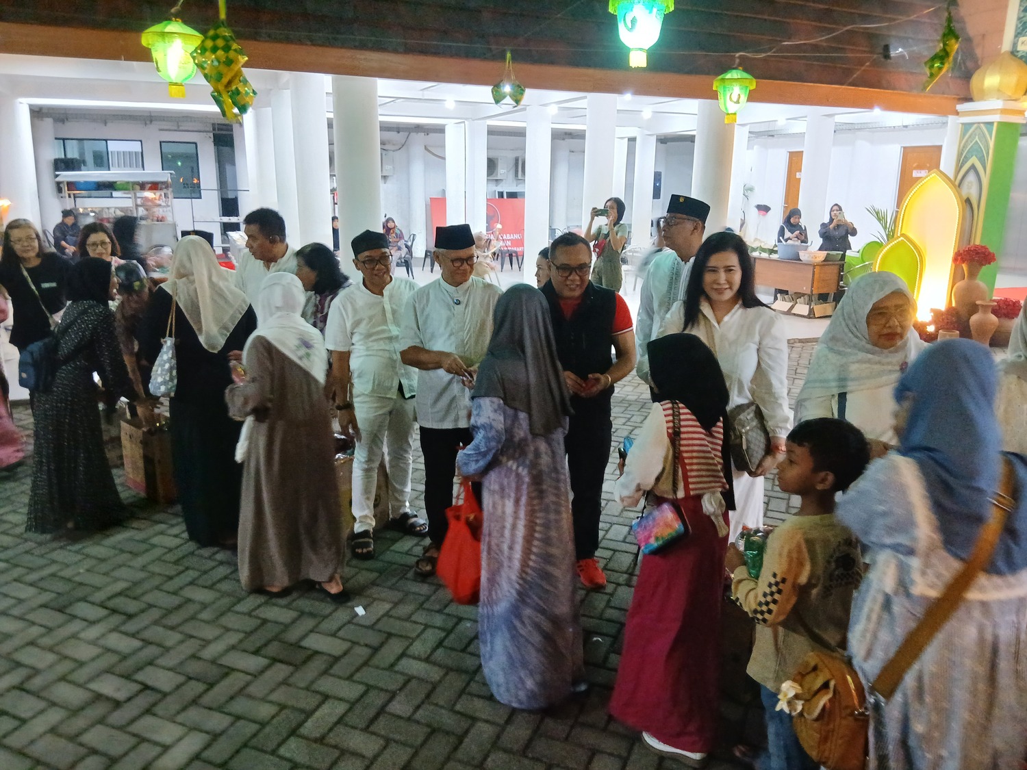 Berbagi Fitrah - DPC PDI Perjuangan Kota Surakarta menggelar gelaran fenomenal bertajuk "Pesta Rakyat Malam Takbiran Idul Fitri 1447H", Jumat (20/3).