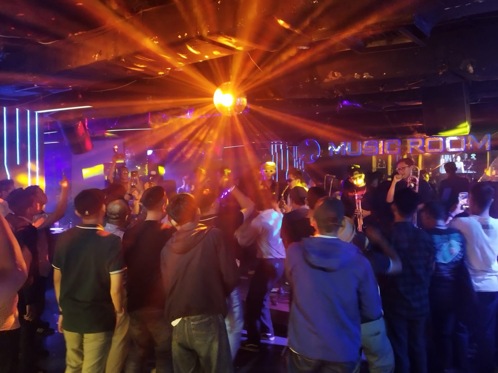 DJovansky akan mengajak pengunjung akan menikmati alunan beat yang dinamis di dance floor Musro The Sunan Hotel Solo.