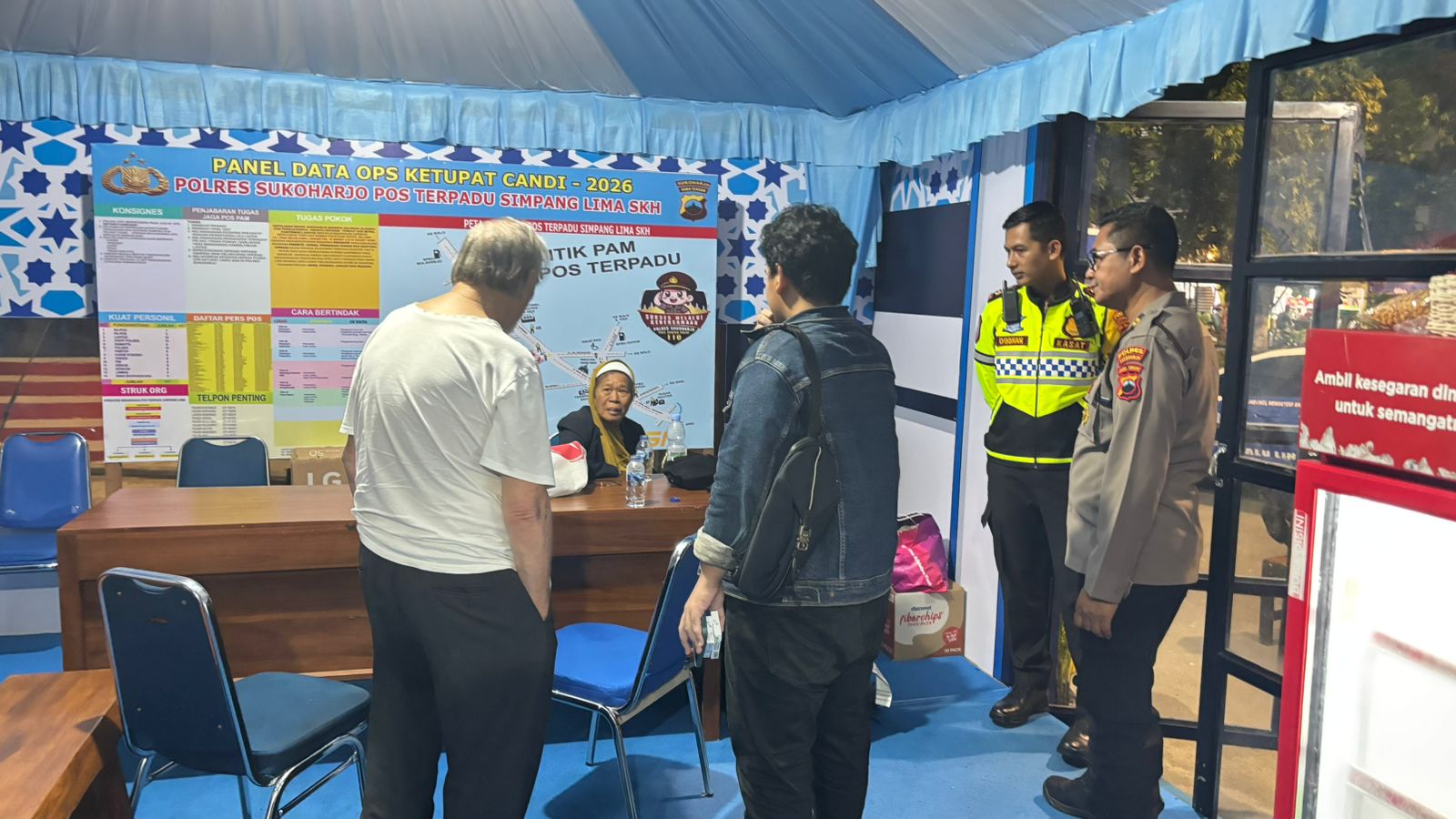 RDM (kiri) yang bepergian bersama istrinya, S (70) ditenangkan di Pos Terpadu Simpang Lima Sukoharjo, Kamis (19/3/2026) malam. 