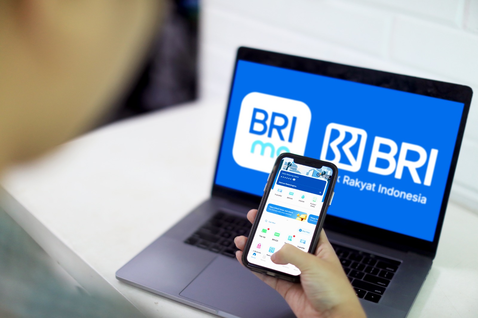 Selain jaringan ATM dan mesin kasir mandiri, nasabah dapat mengandalkan lebih dari 1,2 juta Agen BRILink yang kini telah menjangkau lebih dari 80 persen wilayah desa di Indonesia.