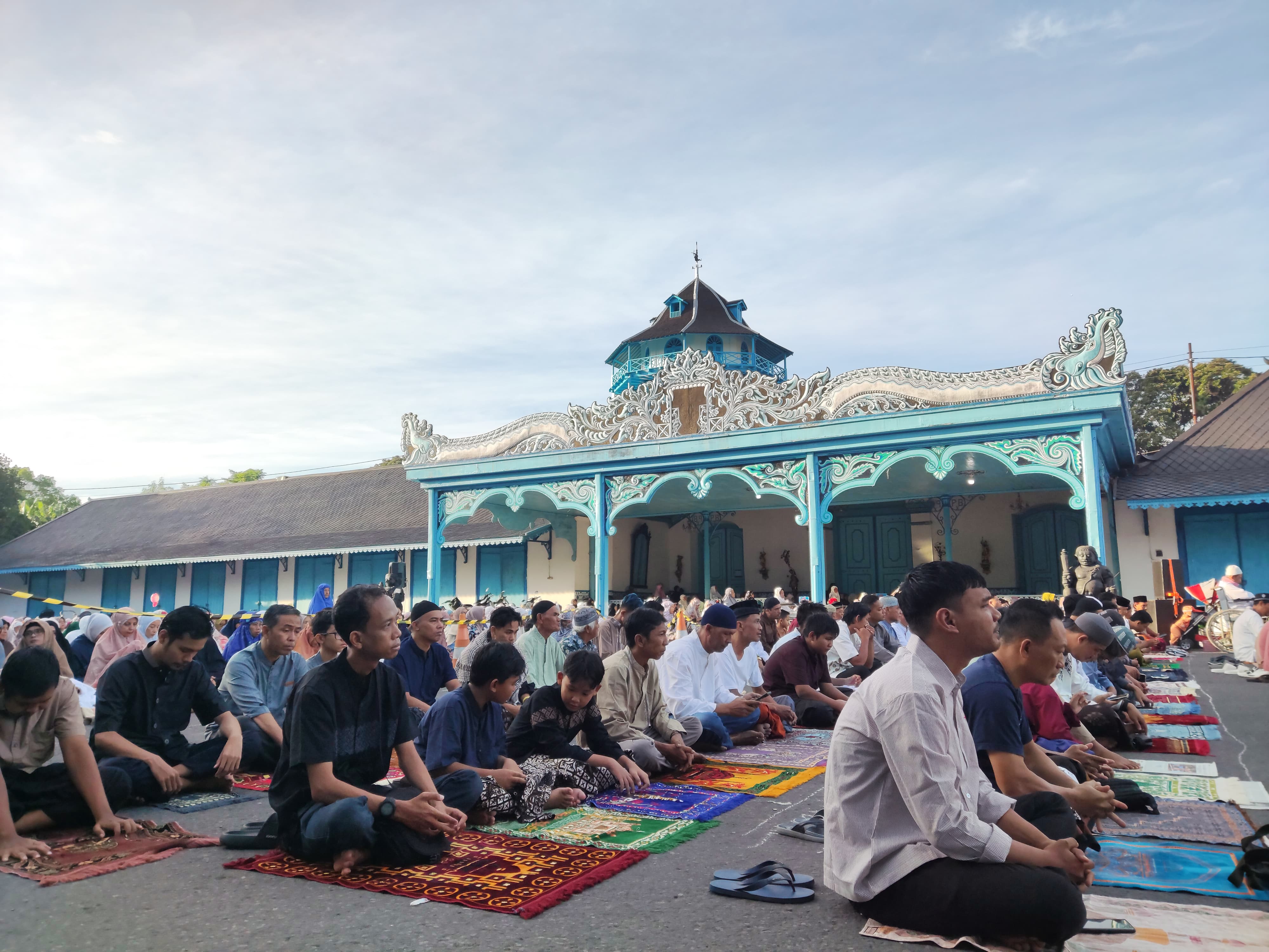 Masyarakat menggelar salat Id di Kori Kamandungan, Keraton Kasunanan Surakarta, Jumat (20/3/2026). 
