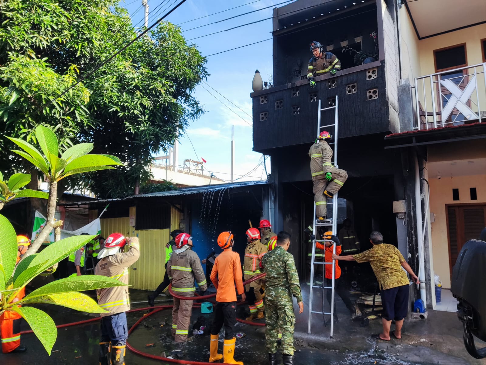 Kebakaran terjadi di kawasan Kratonan, tepatnya di Jalan Dworowati, Kecamatan Serengan, Jumat (20/3/2026) pagi.
