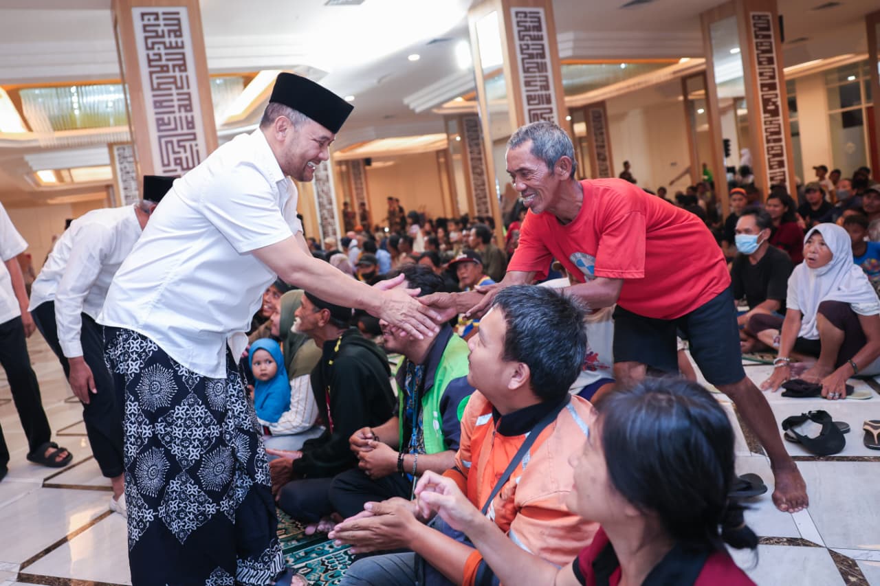 Gubernur Jateng Ahmad Luthfi salurkan zakat fitrah secara simbolis kepada para mustahiq (penerima hak) di Masjid Raya Baiturrahman, Kota Semarang, Jumat (20/3/2026). 