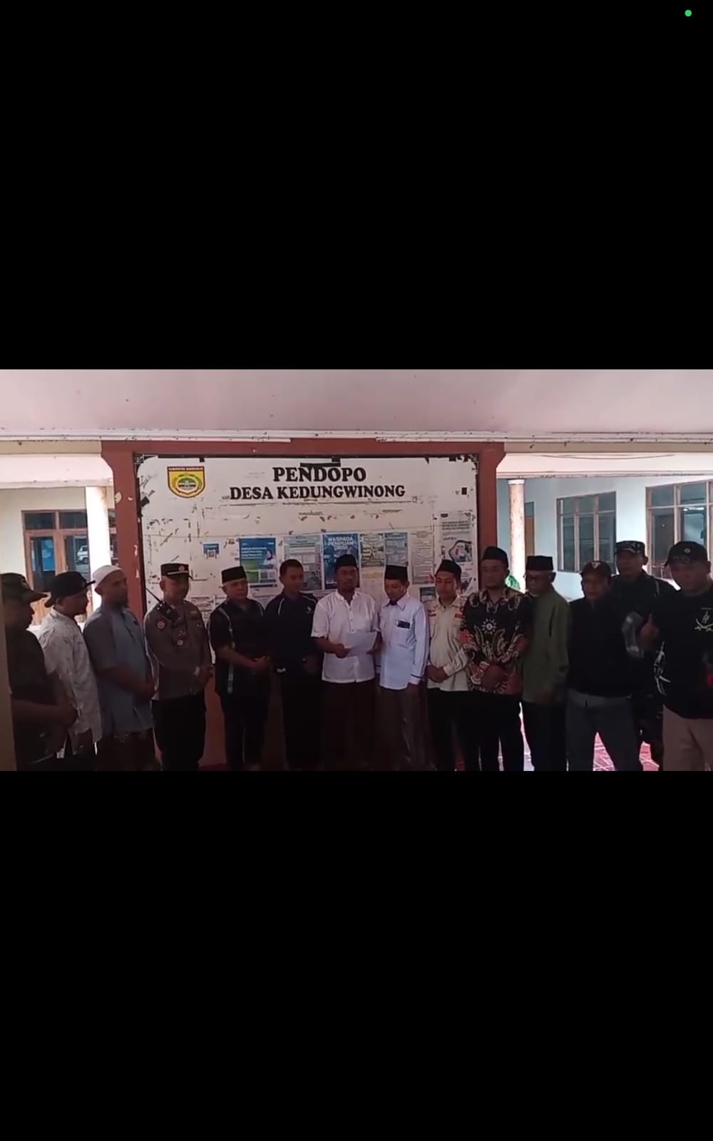 Miyadi, Kades Kedungwinong, Nguter, Sukoharjo membacakan klarifikasi dan permintaan maaf di balai desa setempat, Jumat (20/3/2026).