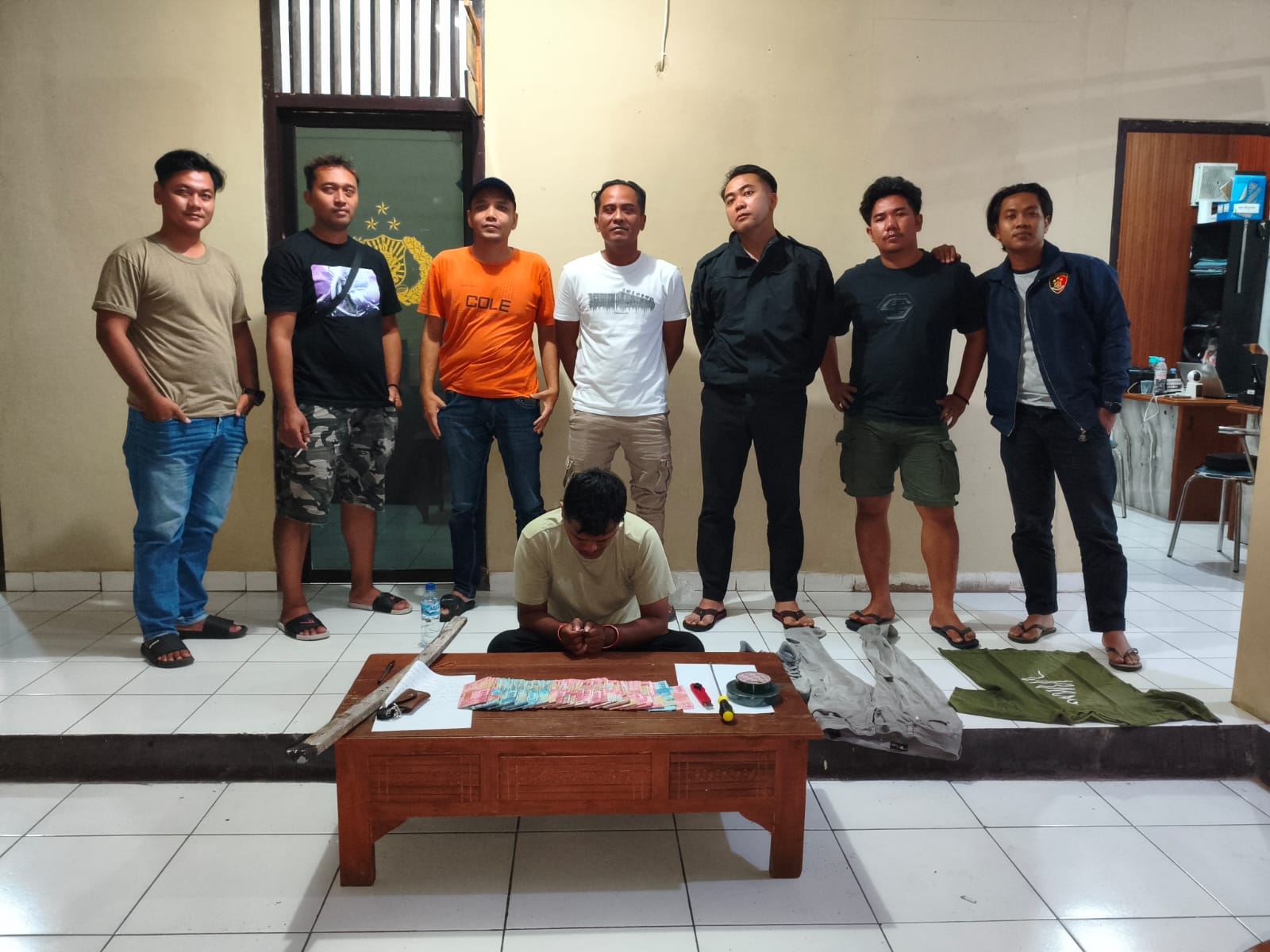 Tersangka dan barang bukti pembobolan minimarket di Karanganyar berhasil dibekuk.