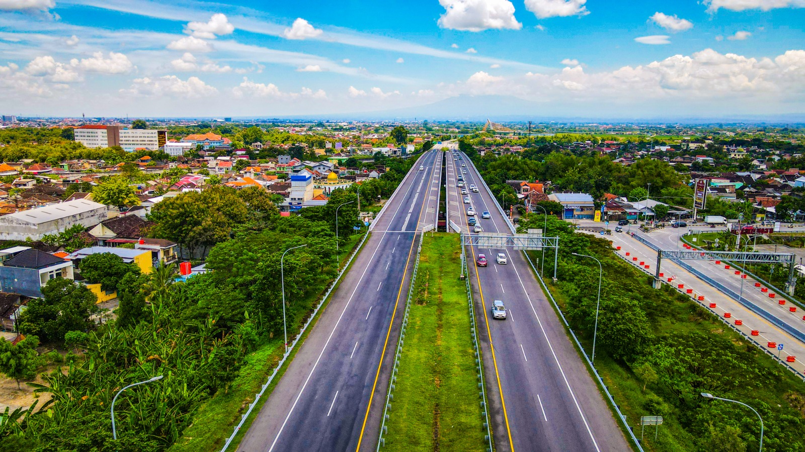 PT JSN mencatat volume lalu lintas kendaraan yang melintas di Jalan Tol Solo - Ngawi selama periode libur Idulfitri 1447H mencapai 258.257 kendaraan,