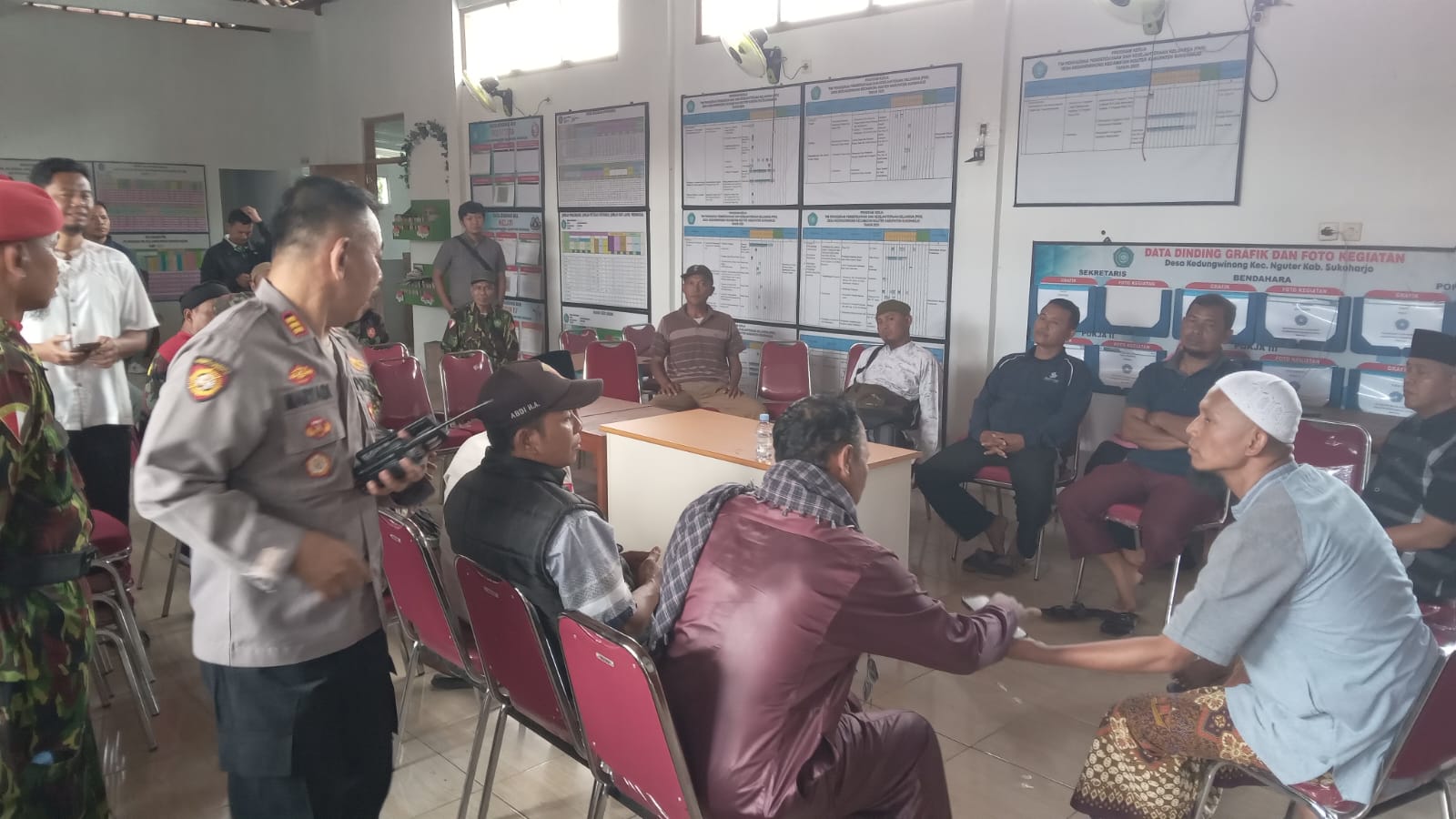 Puluhan anggota Komando Kesiapsiagaan Angkatan Muda Muhammadiyah (Kokam) Sukoharjo geruduk Balai Desa Kedungwinong, Jumat (20/3).