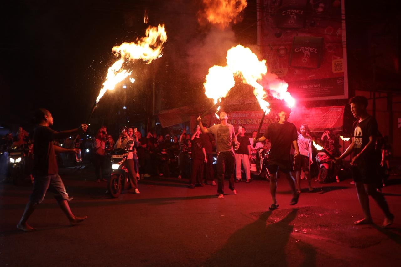 Menyambut Hari Raya Idulfitri 1447 H pada Jumat (20/3/2026) malam, Masjid Darussalam kembali menghadirkan tradisi unik yang memadukan nuansa religius dan atraksi budaya.