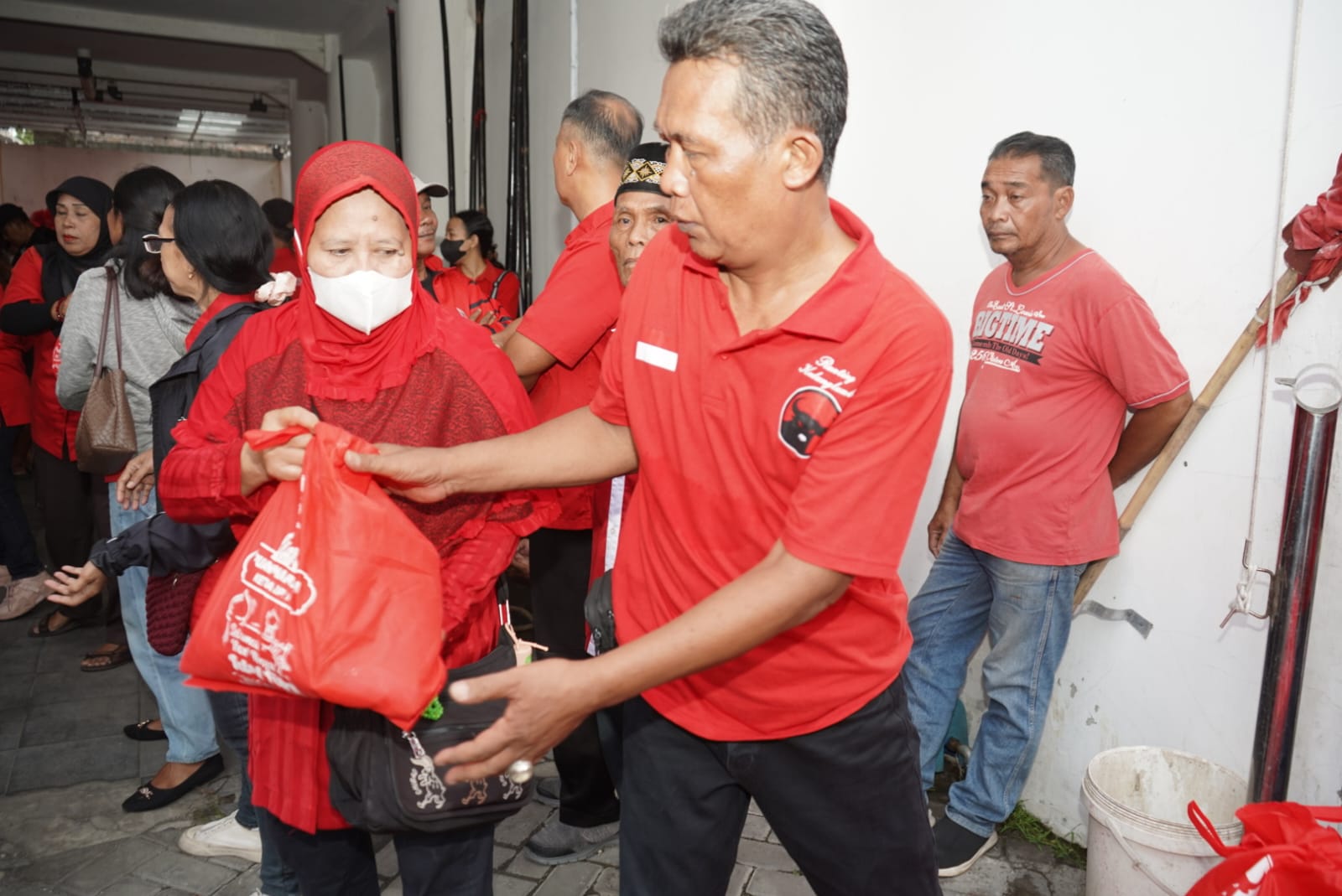 DPC PDIP Solo bagikan 6.285 bingkisan Lebaran 1447 H untuk pengurus anak ranting &amp; satgas. 