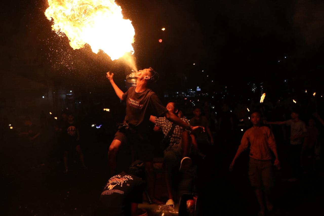 Atraksi bermain api di depan Masjid Darussalam, Solo. 