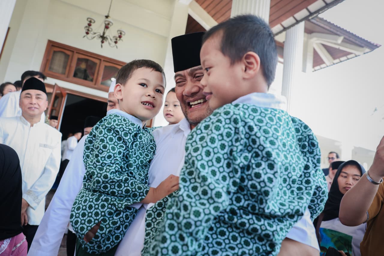 Gubernur Jateng Ahmad Luthfi bersama anak-anak panti asuhan dan komunitas disabilitas dalam acara silaturahmi dan halalbihalal di Wisma Perdamaian, kawasan Tugu Muda, Kota Semarang, Sabtu (21/3/2026).