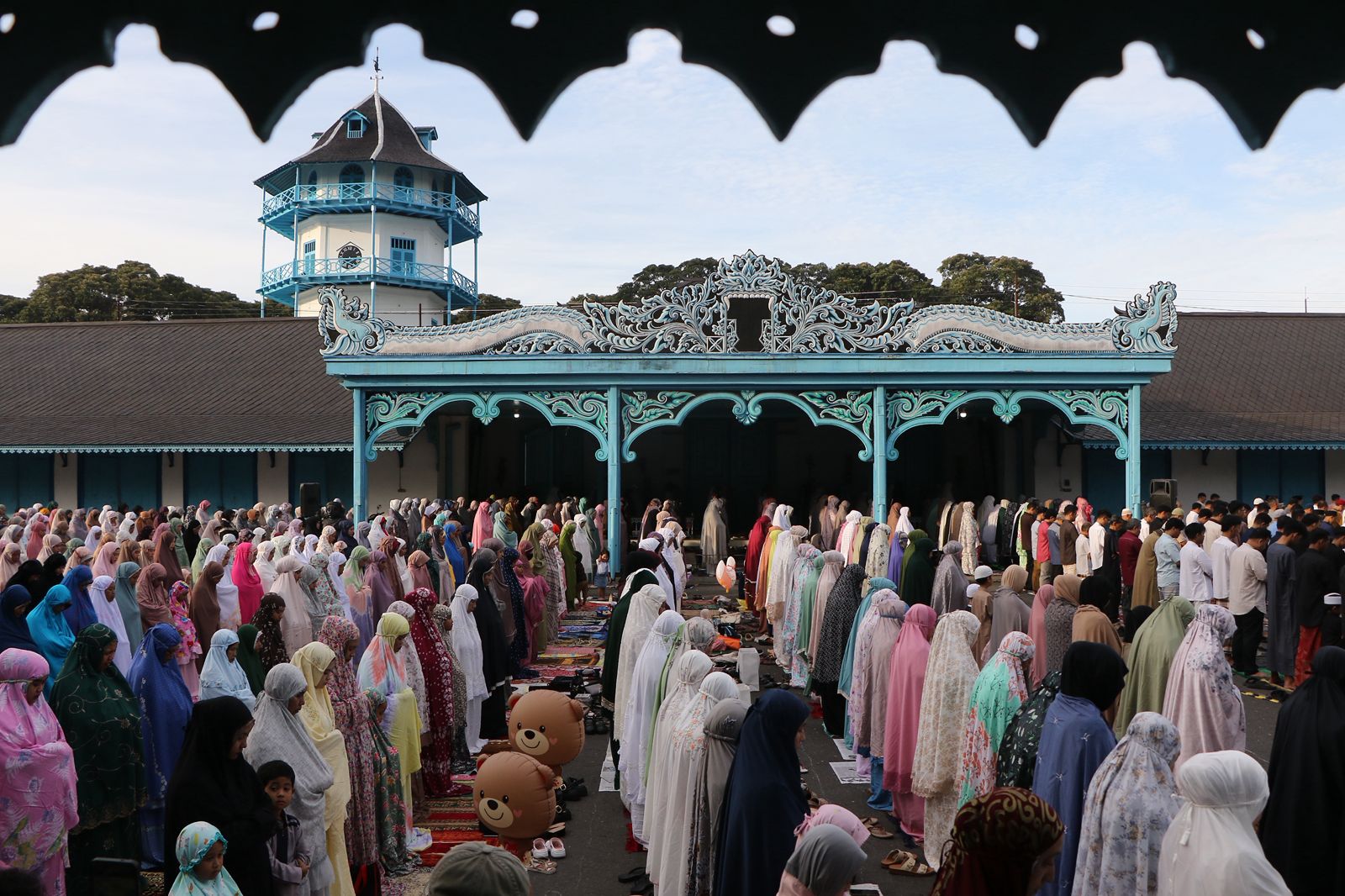 Pelaksanaan Salat Id di halaman Keraton Kasunanan Surakarta, Sabtu (21/3/2026). 