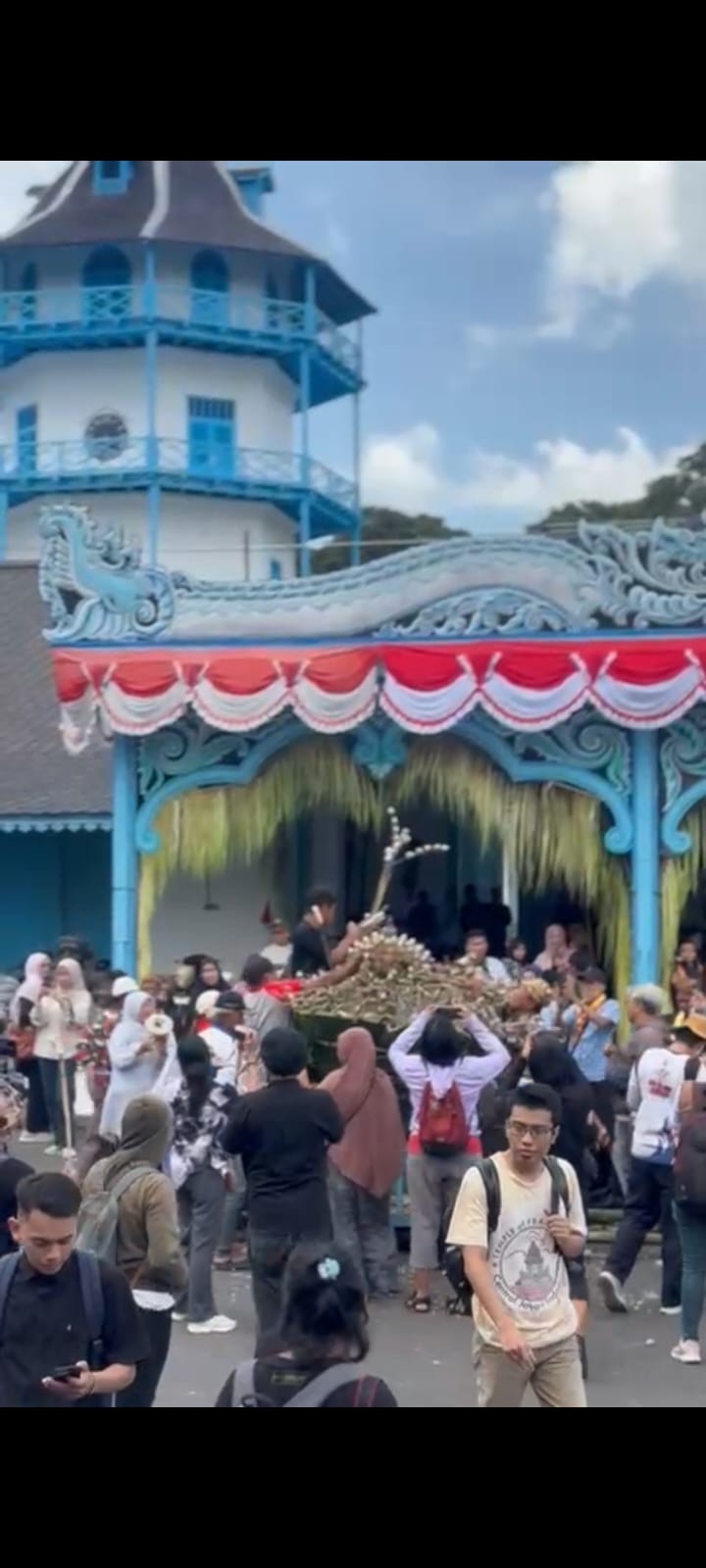 Warga dan wisatawan berebut isi gunungan tradisi Hajad Dalem Garebeg Pasa Tahun Dal 1959 di Karaton Surakarta Hadiningrat, Minggu (22/3/2026). 