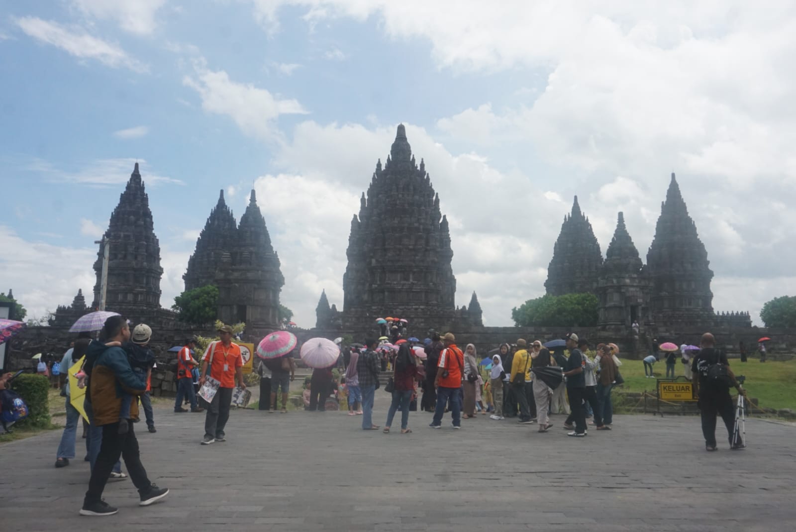 Suasana kunjungan wisatawan di Taman Wisata Candi (TWC) Prambanan, Klaten selama libur Lebaran