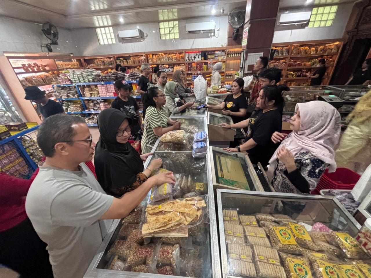 Usai Lebaran, Toko Oleh-Oleh di Solo Diserbu Pemudik Berburu Buah Tangan