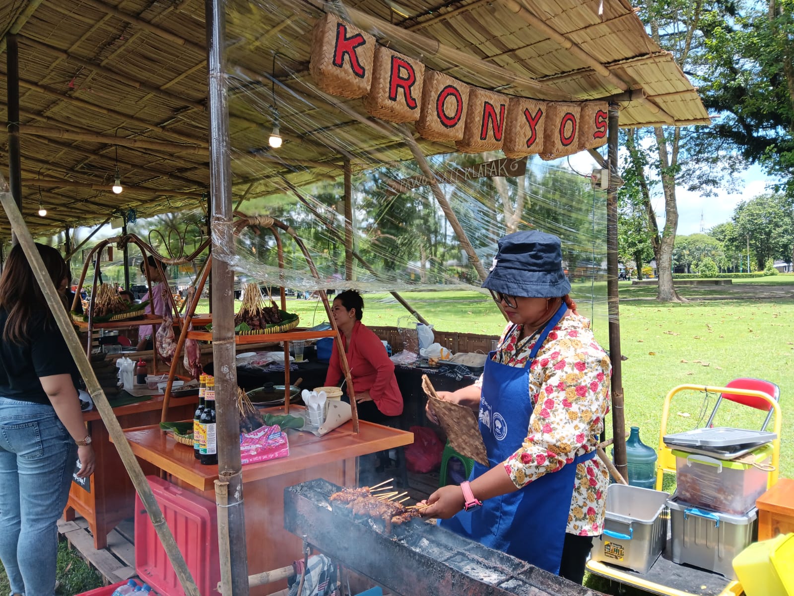 Deretan pelaku UMKM yang menjajakan aneka makanan dan minuman tradisional pada Pasar Medang di Kompleks Taman Wisata Candi (TWC) Prambanan, Klaten
