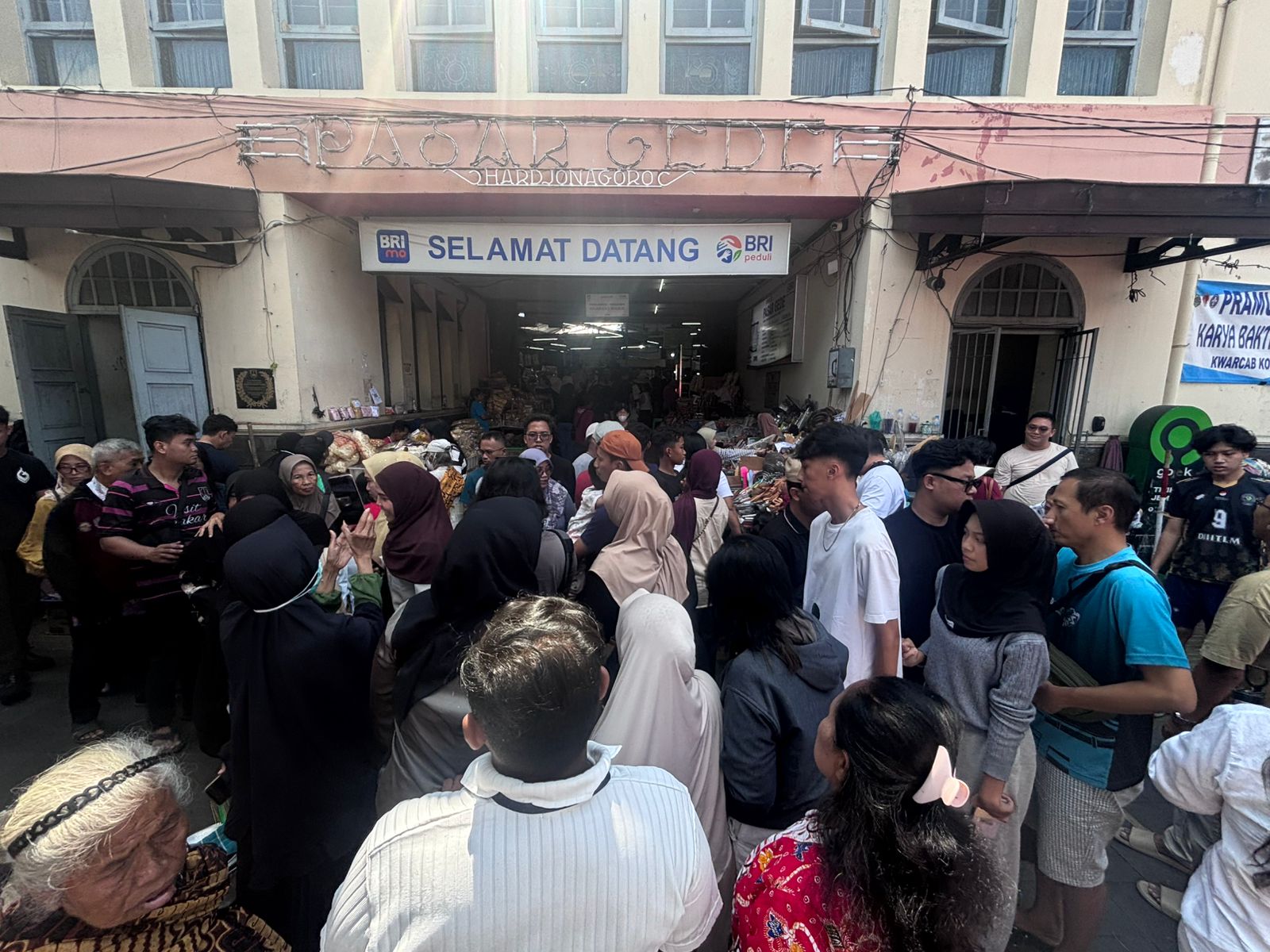 Pasar Gede Diserbu Wisatawan Saat Lebaran, Ribuan Pengunjung Berburu Kuliner Khas Solo