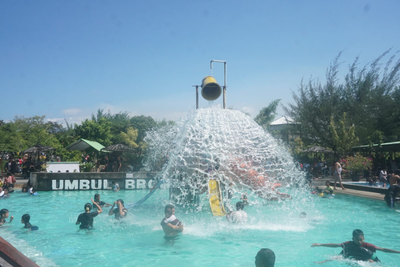 Wisatawan saat melakukan aktivitas berenang di Umbul Brondong, Desa Ngrundul, Kecamatan Kebonarum, Klaten