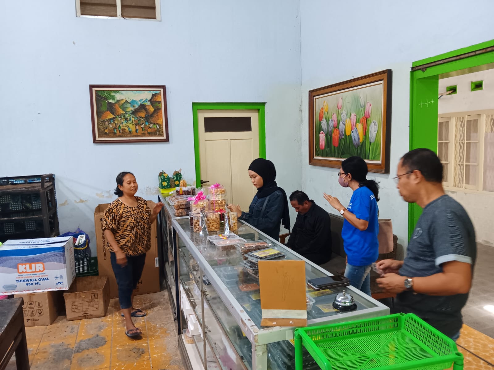 Beberapa pembeli oleh-oleh khas Klaten Jenang Ayu Niten di Desa Gadungan, Kecamatan Wedi, Klaten