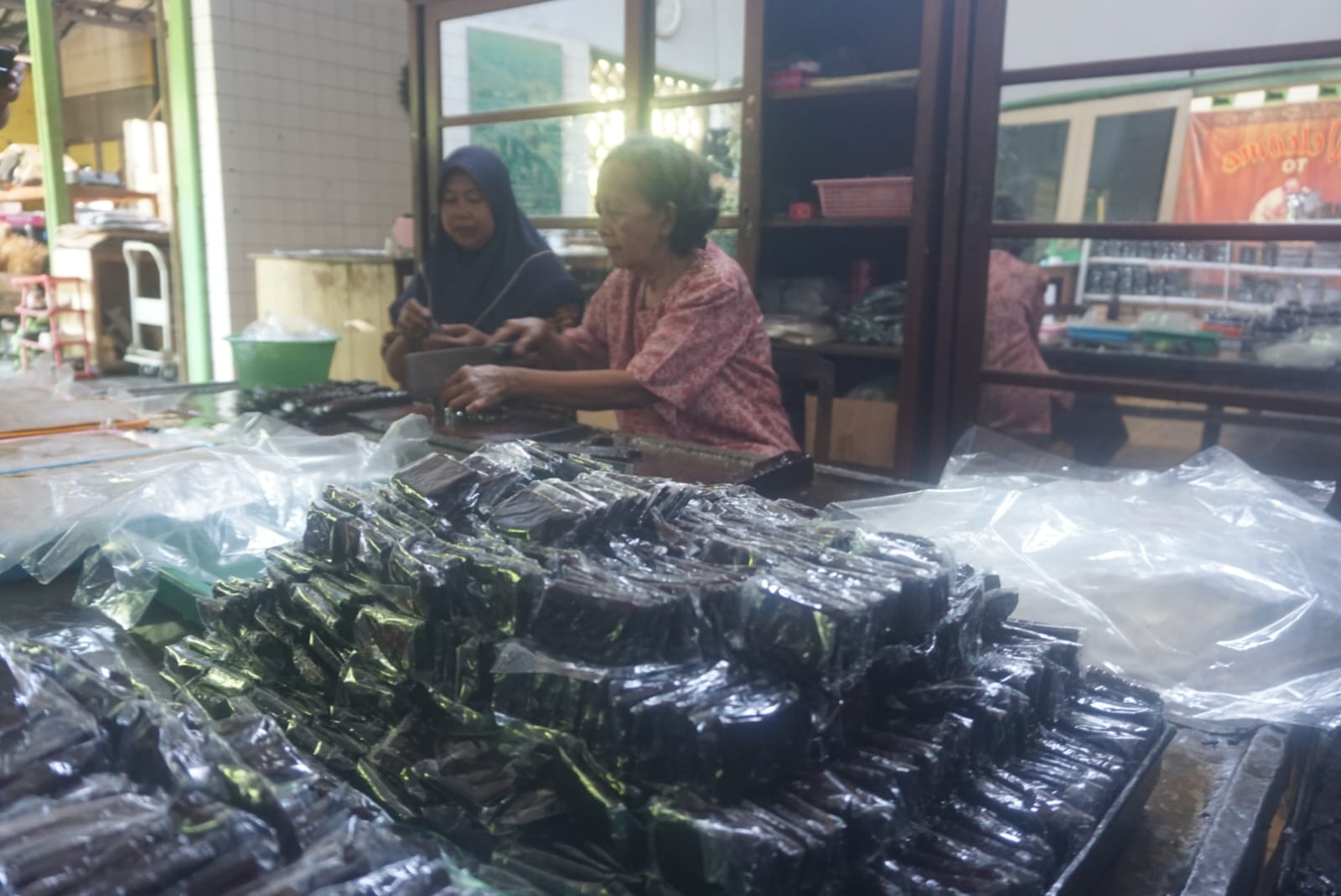 Salah satu tenaga produksi sedang mengiris Jenang Ayu Niten menjadi beberapa ukuran untuk dikemas
