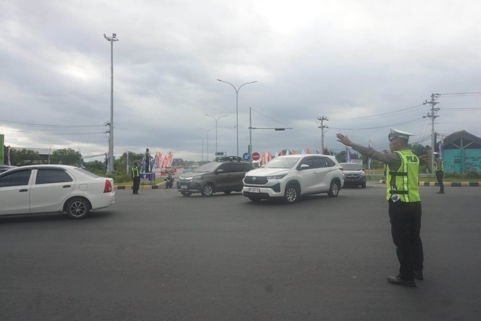 Sejumlah personel Polres Klaten melakukan rekayasa lalu lintas di simpang exit Tol Prambanan guna mengurai arus kendaraan yang mengarah ke Yogyakarta dan Jakarta