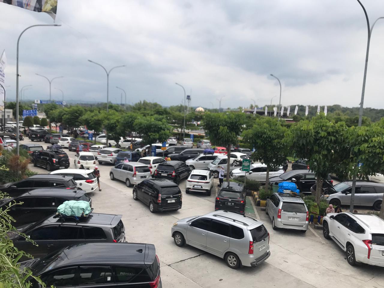 Rest Area KM 487 B Tol Solo-Semarang di Kabupaten Boyolali ramai kendaraan arus balik Lebaran, Selasa (24/3/2026). (Abdul Khofid/Radar Solo)