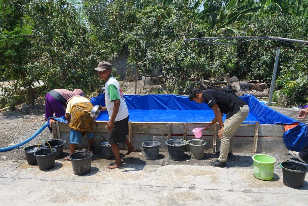 Penyaluran air bersih bagi warga terdampak kemarau di Kabupaten Sukoharjo. (Iwan Kawul/Radar Solo)
