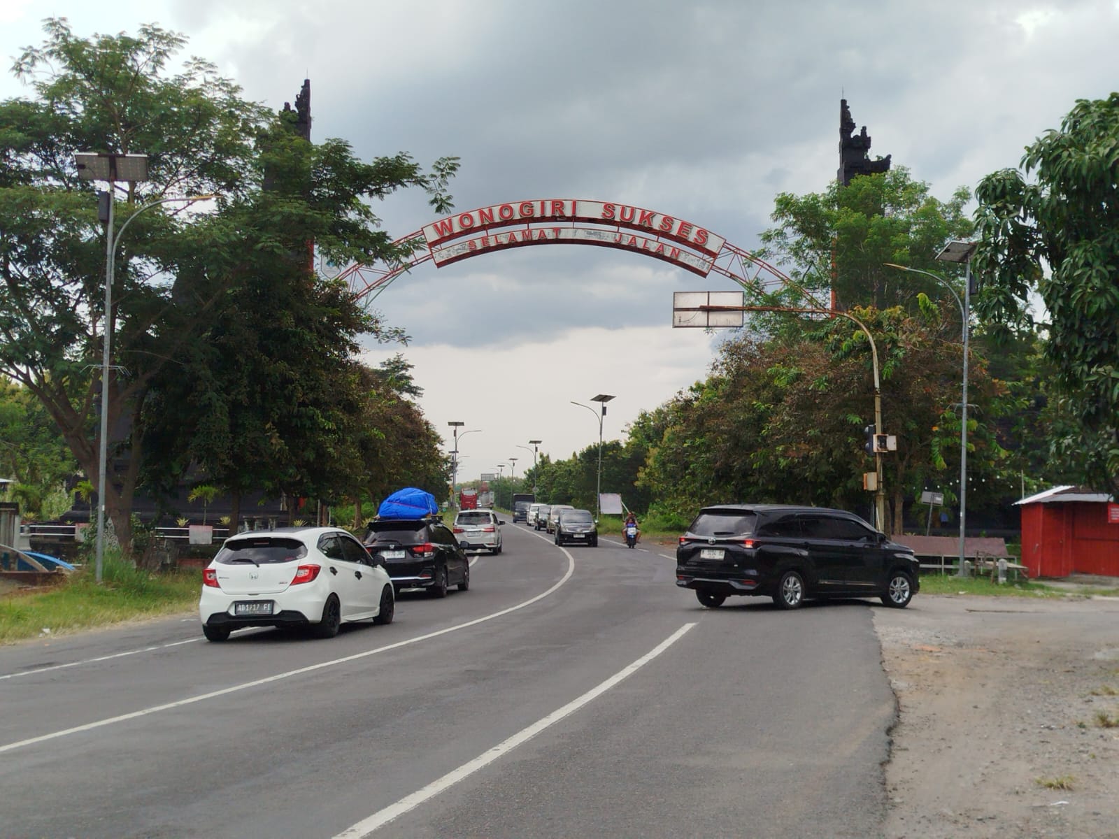 Kendaraan pemudik mulai meninggalkan wilayah Wonogiri menuju arah Sukoharjo, Selasa (24/3/2026).