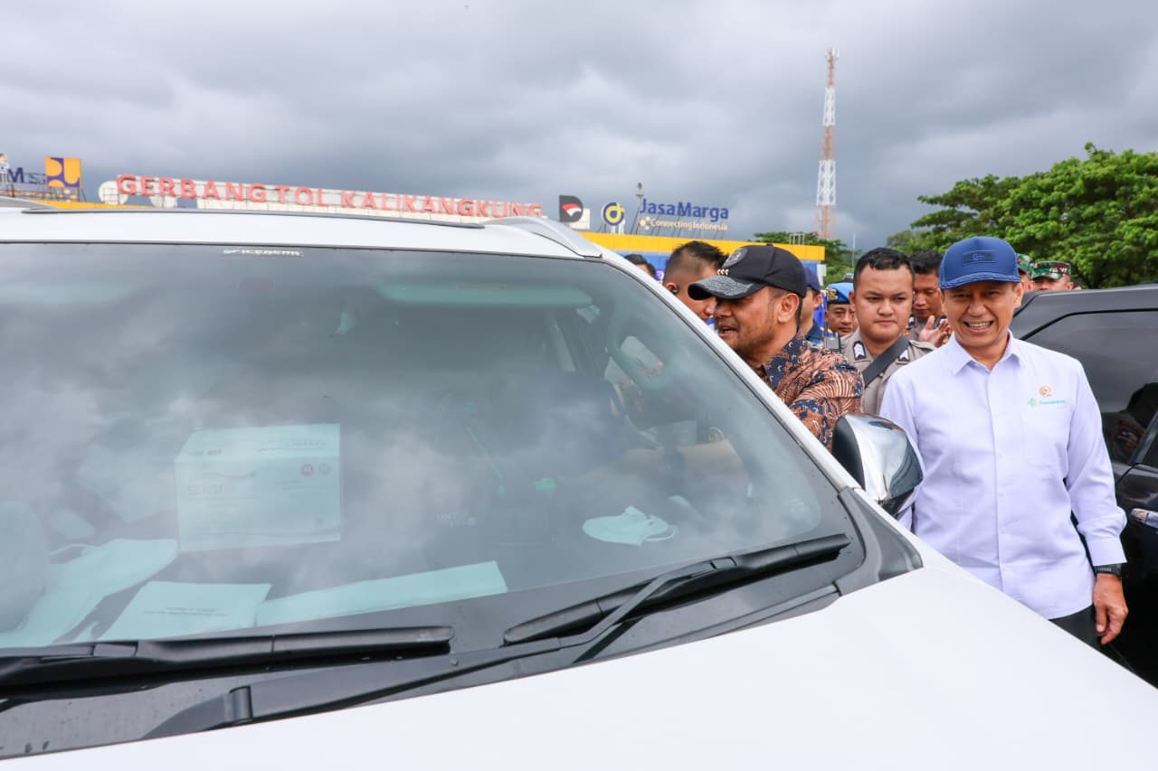 Gubernur Jateng Ahmad Luthfi Sapa pemudik di sela mendampingi Kapolri Listyo Sigit membuka sistem satu arah (one way) nasional untuk arus balik Lebaran 2026 di GT Kalikangkung, Semarang, Selasa (24/3)