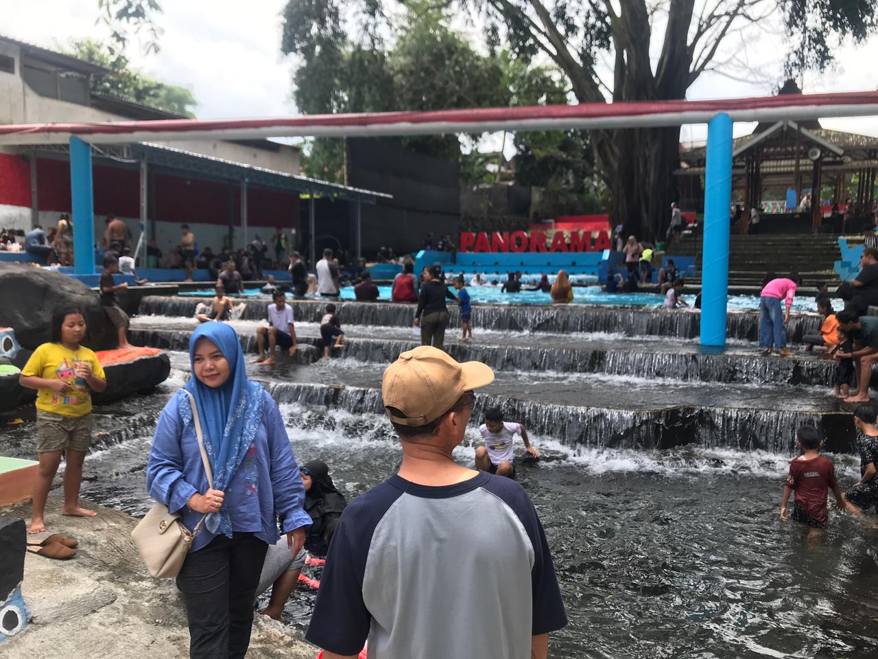 Pengunjung memadati area kolam Wisata Air Panorama, Boyolali, pada momen libur Lebaran.