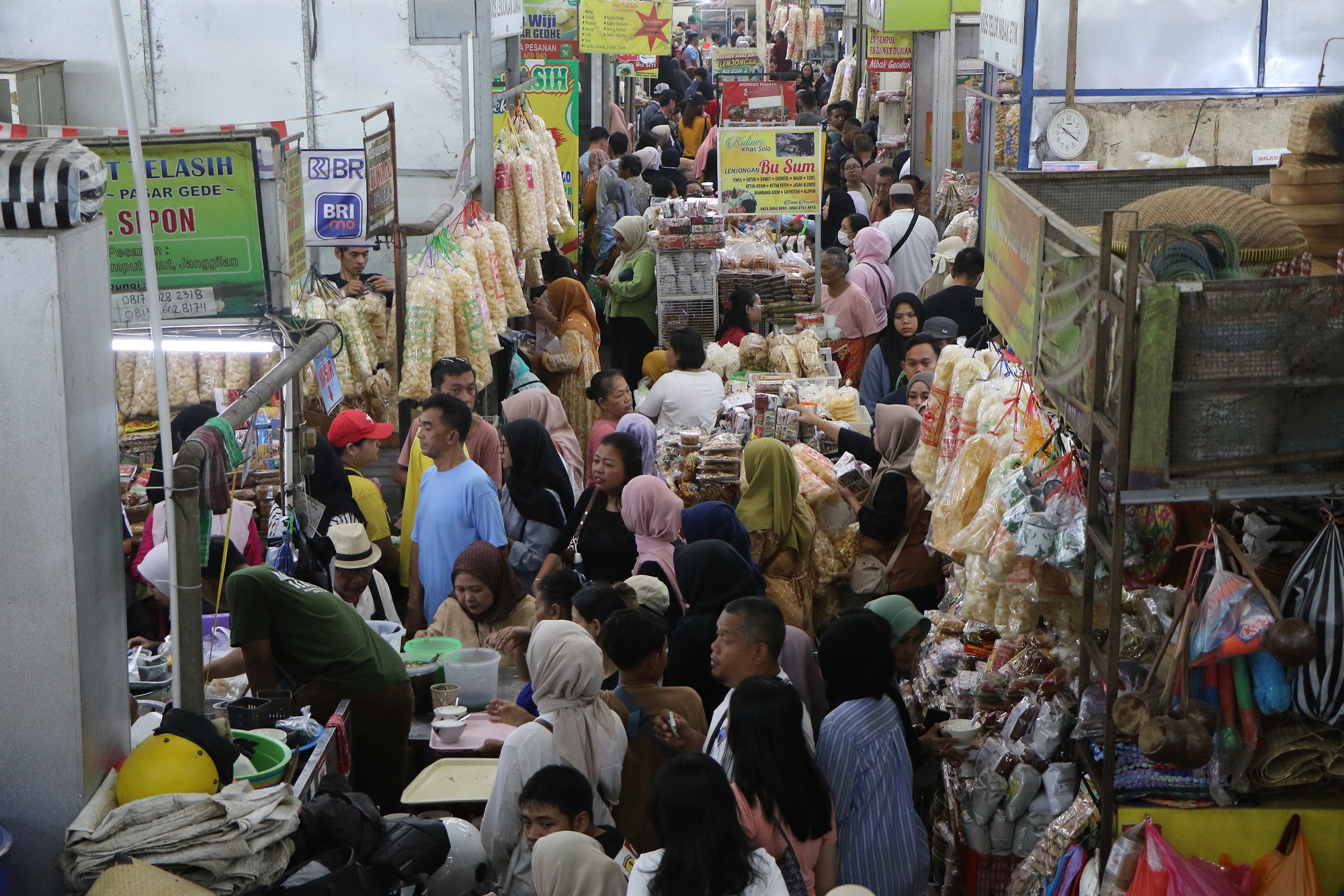 Pasar Gede Solo diserbu pengunjung saat libur Lebaran 2026. (Arief Budiman/Radar Solo)