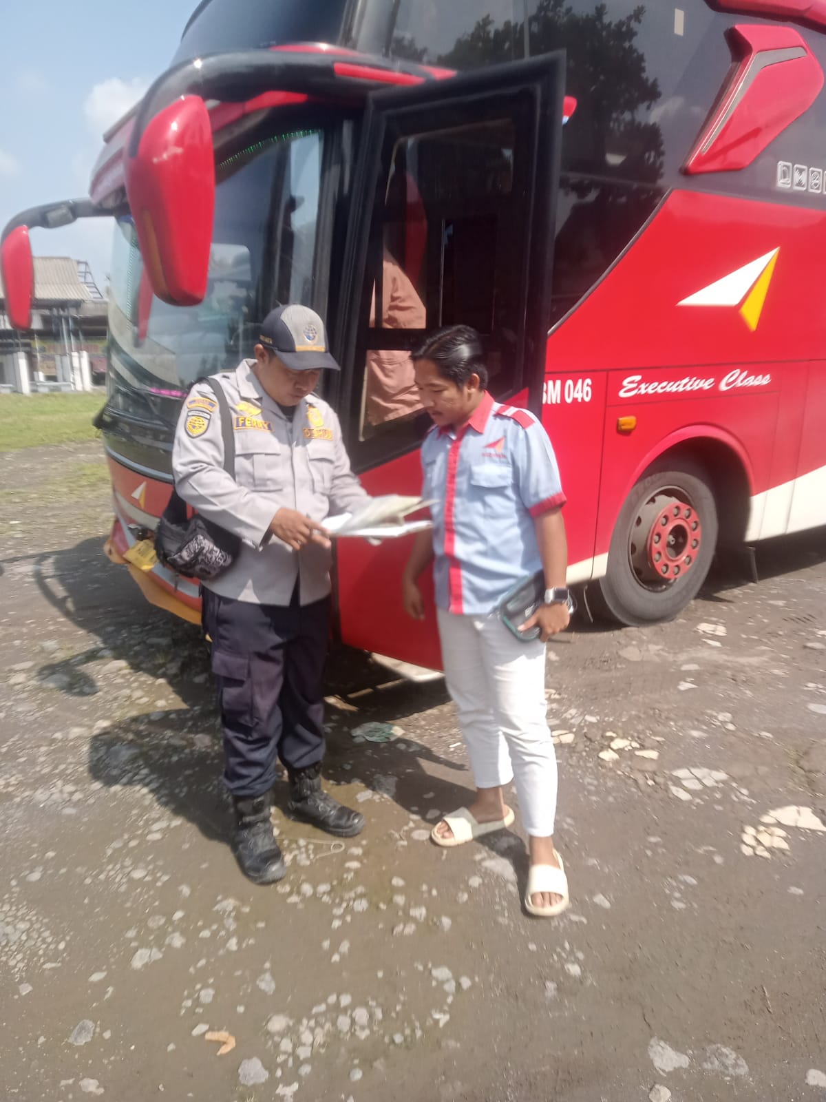Petugas Dishub Sukoharjo mengecek kelengkapan domukem armada bus antarkota antarprovinsi (AKAP), saat ramcek di Pospam Terminal Tipe B Kartasura, Rabu (25/3).