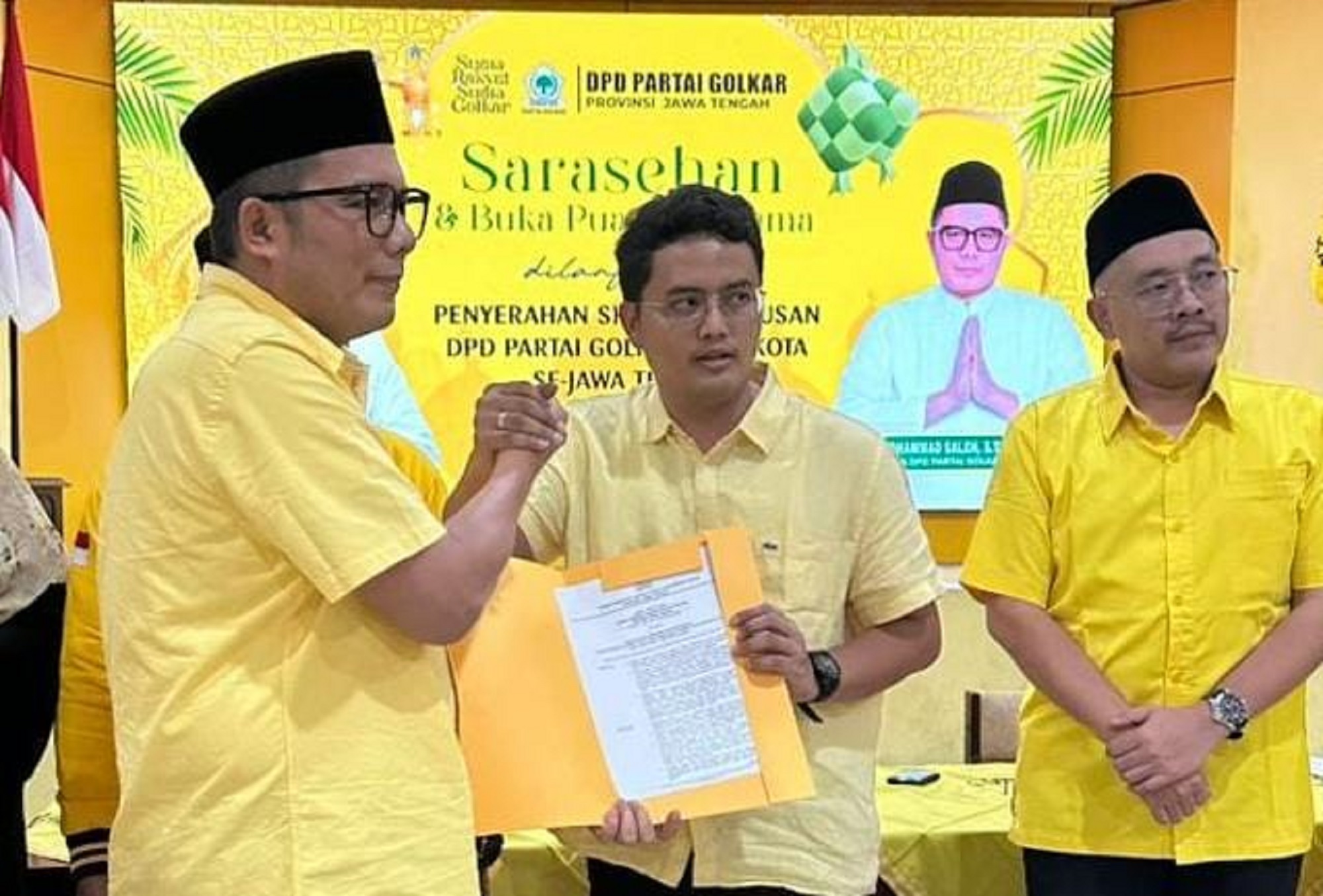 Ketua DPD Partai Golkar Kabupaten Karanganyar Ilyas Akbar Almadani saat menerima SK kepengurusan. (Rudi Hartono/Radar Solo)