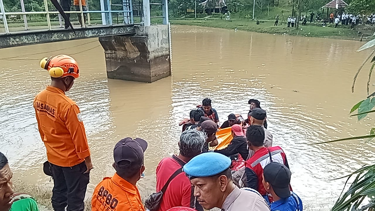 Proses evakuasi  korban tenggelam di Embung Krikilan, Kecamatan Bayat, Klaten, Rabu (25/3/2026). 