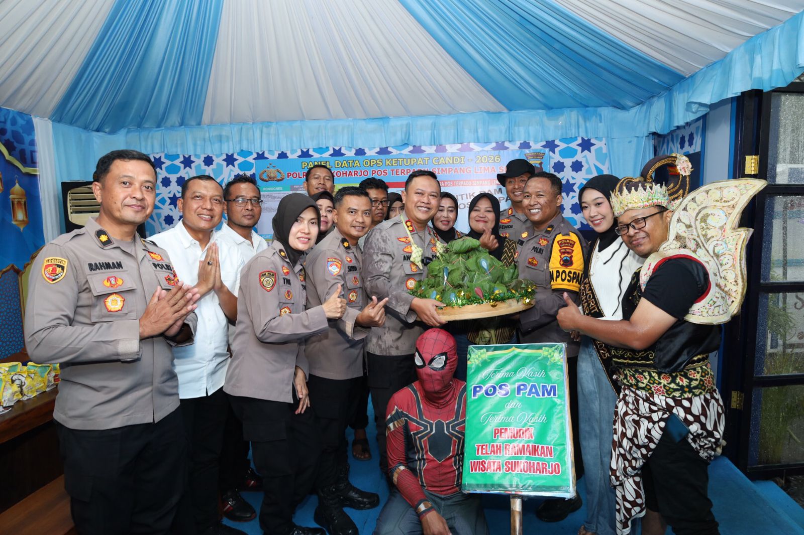 Pemuda dan relawan P4GN Sukoharjo serahkan nasi berkat kepada Kapolres Sukoharjo AKBP Anggaito Hadi Prabowo di Pos Terpadu Simpang Lima, Rabu (25/3).
