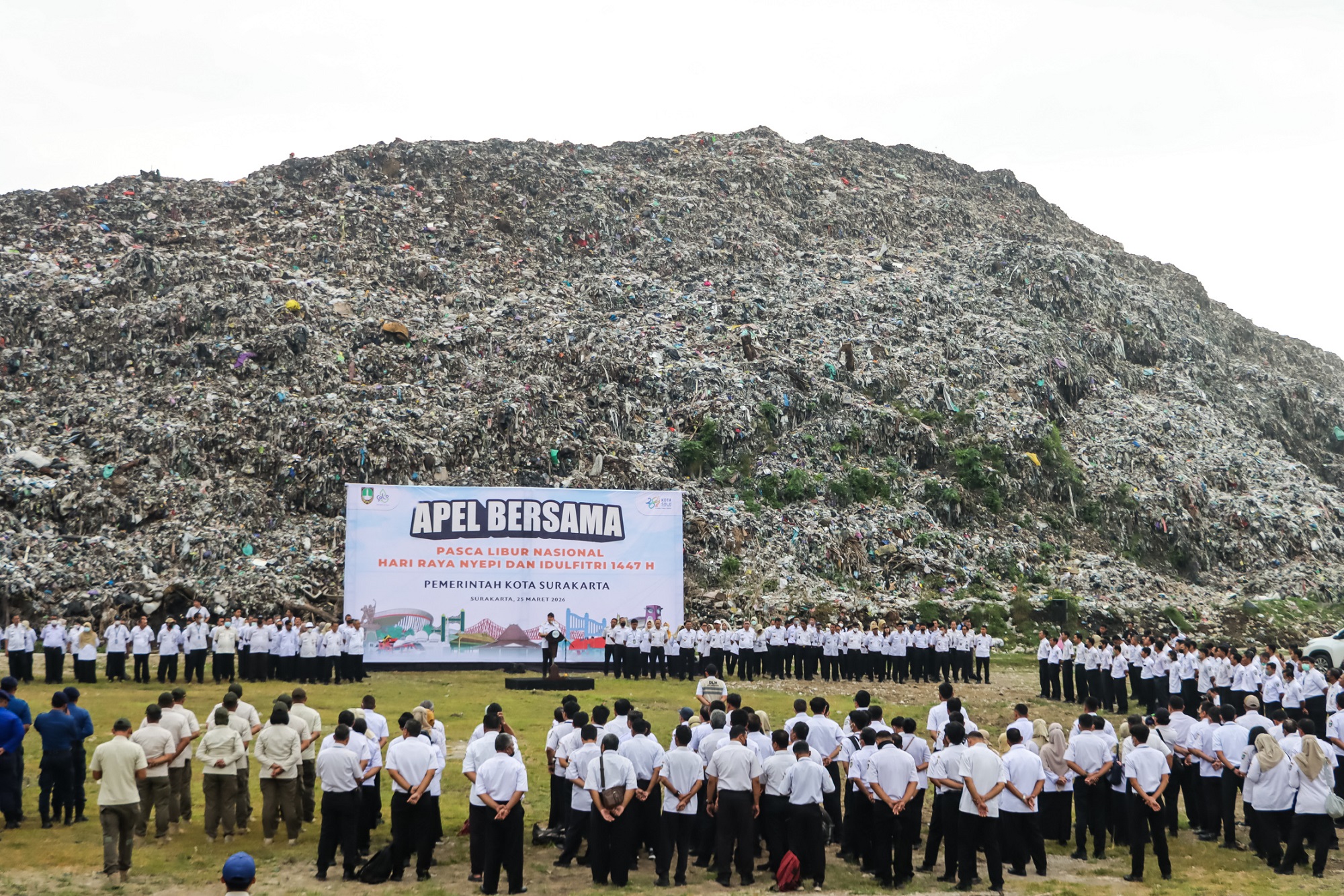 Wali Kota Solo Respati Ardi memiliki cara unik dengan mengajak ASN apel pascalibur Lebaran di TPA Putri Cempo, Rabu (25/3/2026). (M Ihsan/Radar Solo)