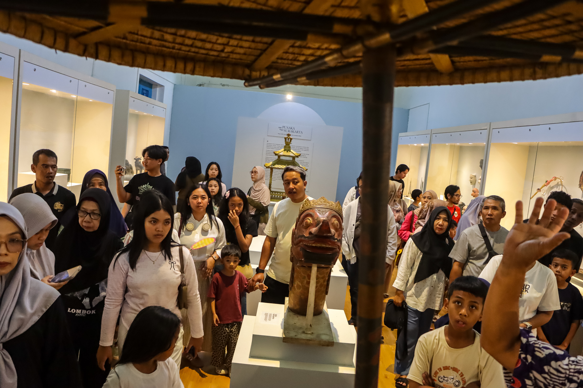 Wisatawan berkunjung ke Museum Keraton Kasunanan Surakarta Hadiningrat usai libur Lebaran 2026, Rabu (25/3).