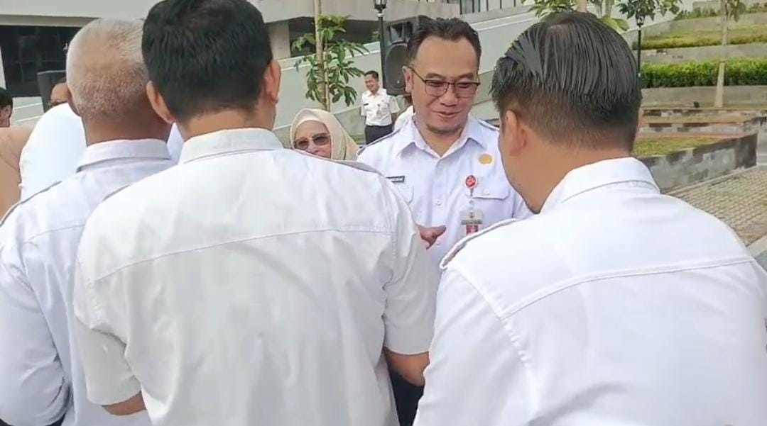 Bupati Sragen Sigit Pamungkas menyalami ASN saat halalbihalal, Rabu (25/3/2026). (Ahmad Khairudin/Radar Solo)