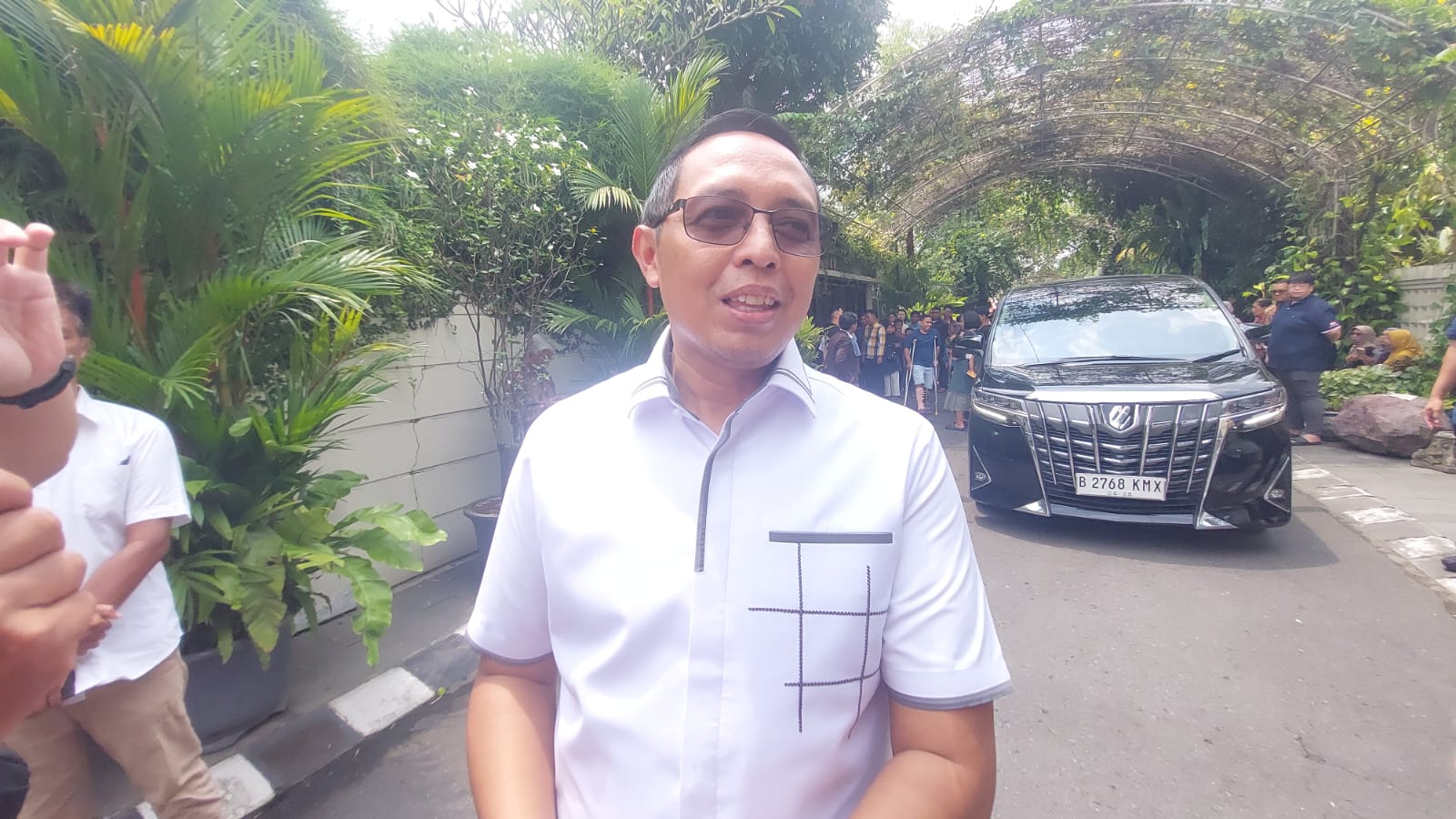 Komisaris Pertamina Hasan Nasbi usai berkunjung ke kediaman mantan Presiden Jokowi, Rabu (25/3/2026)