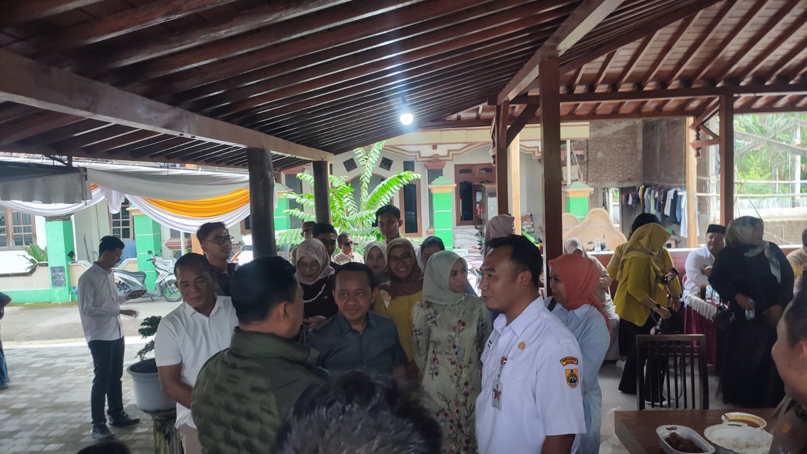 Menteri ESDM Bahlil Lahadalia menggelar open house Lebaran di rumah kelahiran istri di Desa Sribit, Kecamatan Sidoharjo, Kabupaten Sragen, Rabu (25/3/2026). (Ahmad Khairudin/Radar Solo)