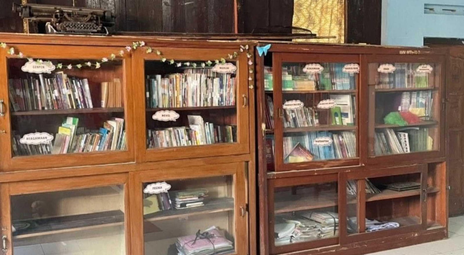Koleksi buku di perpustakaan MTs Muhammadiyah 3 Kerjo, Karanganyar. 
