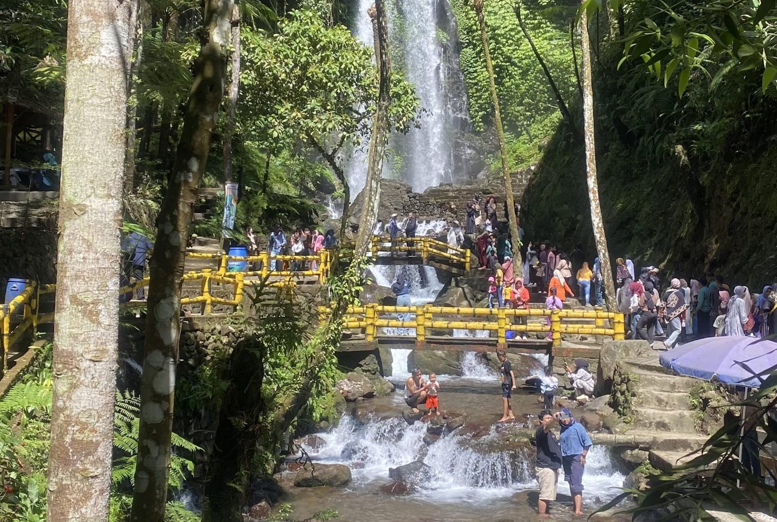 Objek wisata Air Terjun Jumog di Desa Berjo, Kecamatan Ngargoyoso, Karanganyar diserbu wisatawan selama libur Lebaran 2026. (Rudi Hartono/Radar Solo)