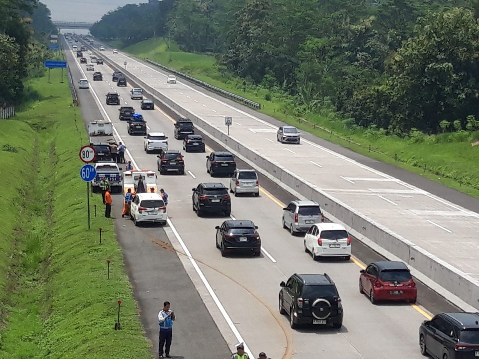Evakuasi mobil pemudik yang kecelakaan di ruas Tol Semarang-Solo, tepatnya di KM 474 wilayah Desa Selodoko, Kecamatan Ampel, Boyolali, Rabu (25/3/2026).