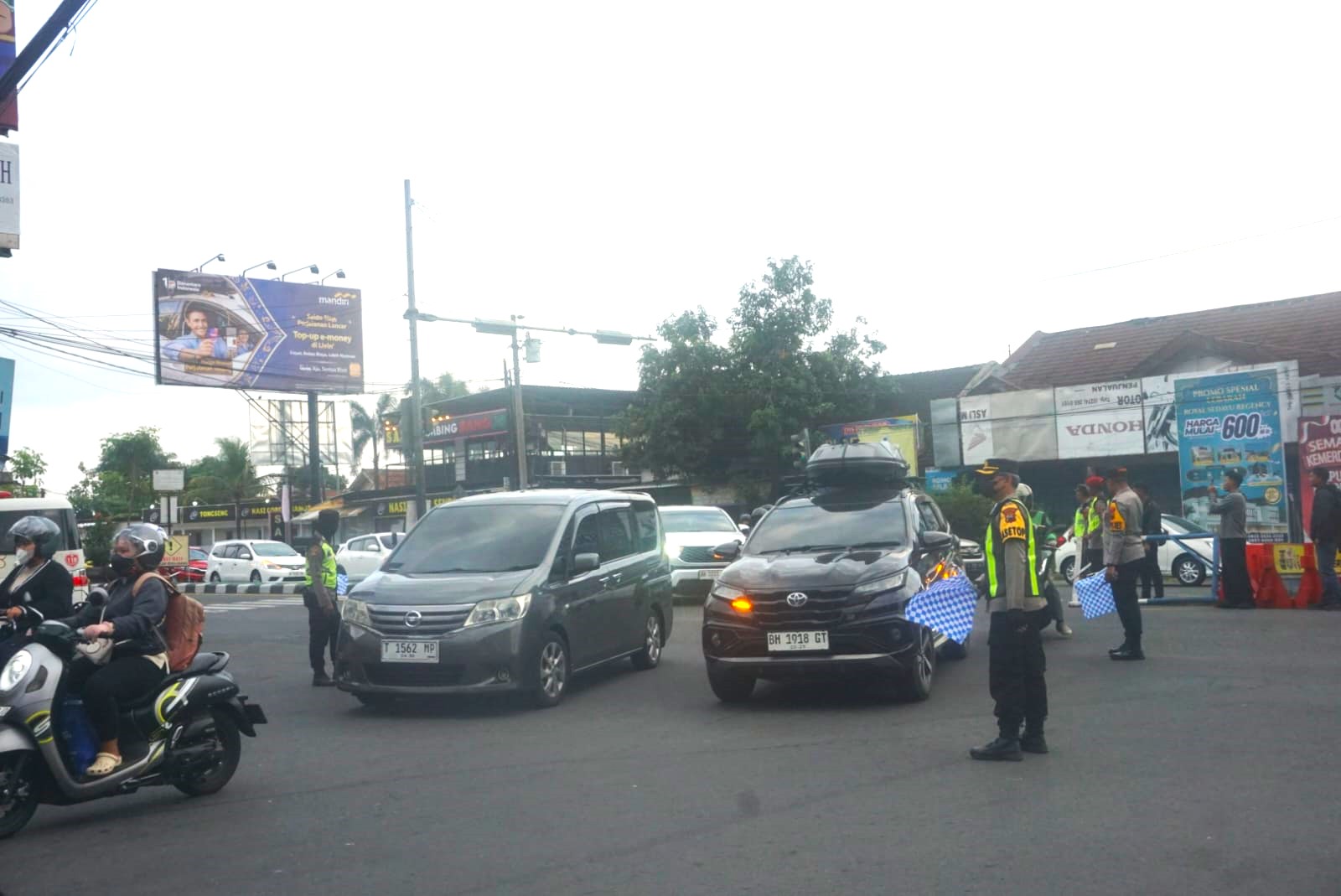 Pengaturan lalu lintas di simpang tiga Taman Wisata Candi (TWC) Prambanan, Klaten oleh anggota Polres Klaten, Rabu (25/3/2026).