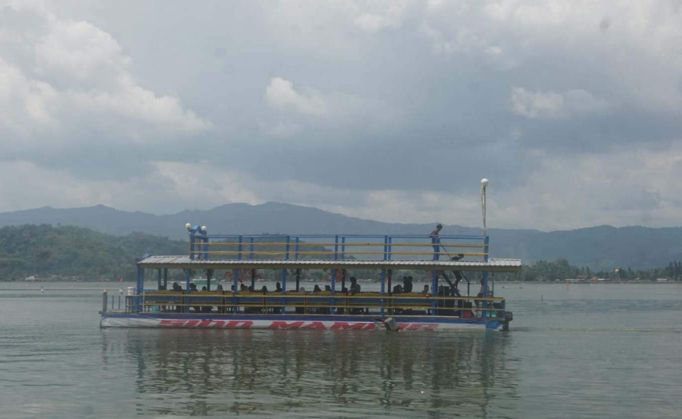 Wisatawan berkeliling dengan perahu wisata di Rowo Jombor, Desa Krakitan, Kecamatan Bayat, Klaten, Rabu (25/3/2026).