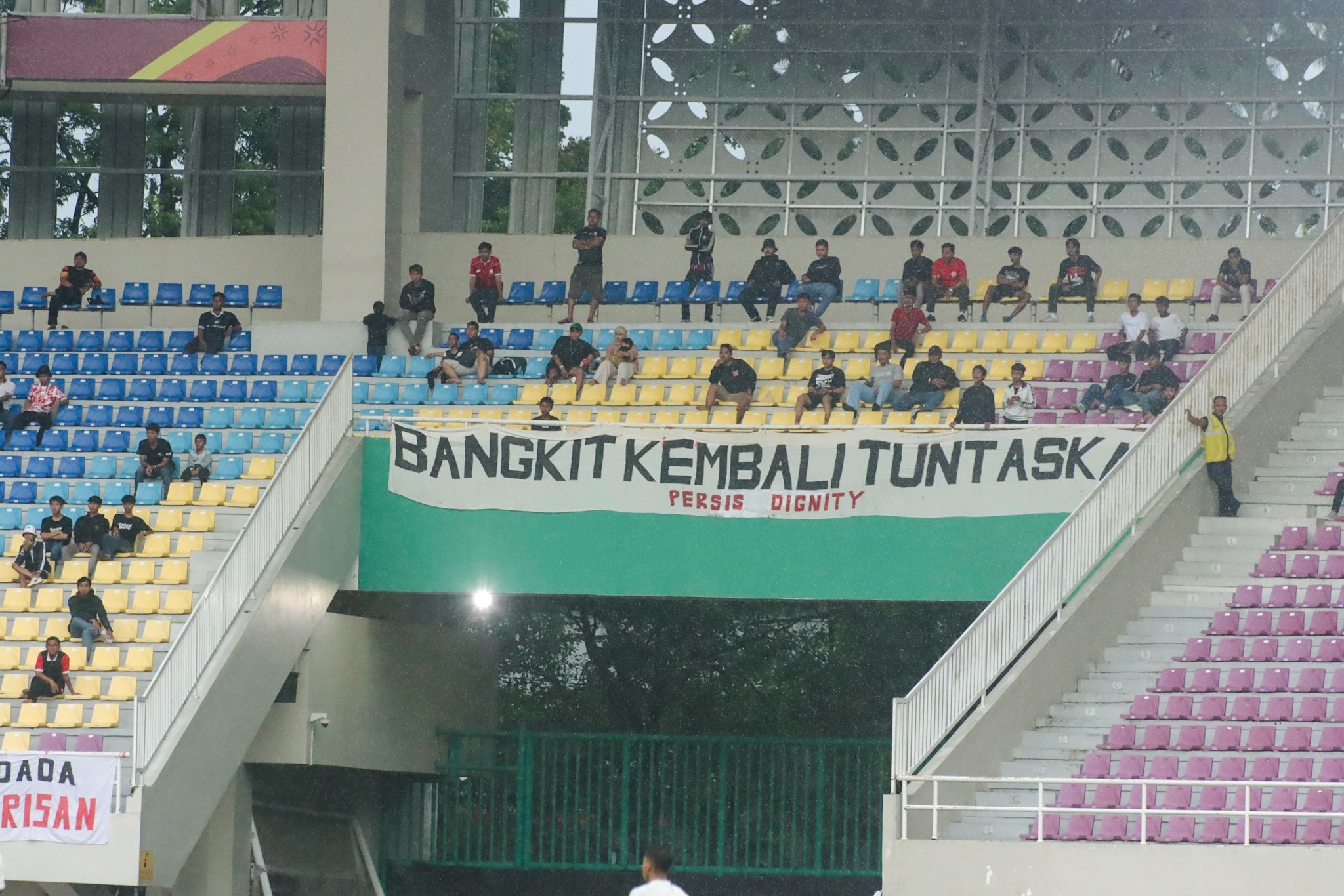 OPTIMISTIS: Suporter Persis Solo menjalani dukungan lewat spanduk yang mereka bentangkan di Stadion Manahan.  &nbsp;