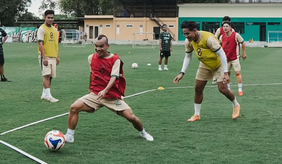 CERIA: Para pemain PSS Sleman menjalani latihan di Lapangan Pakembinangun, Selasa (24/3) sore