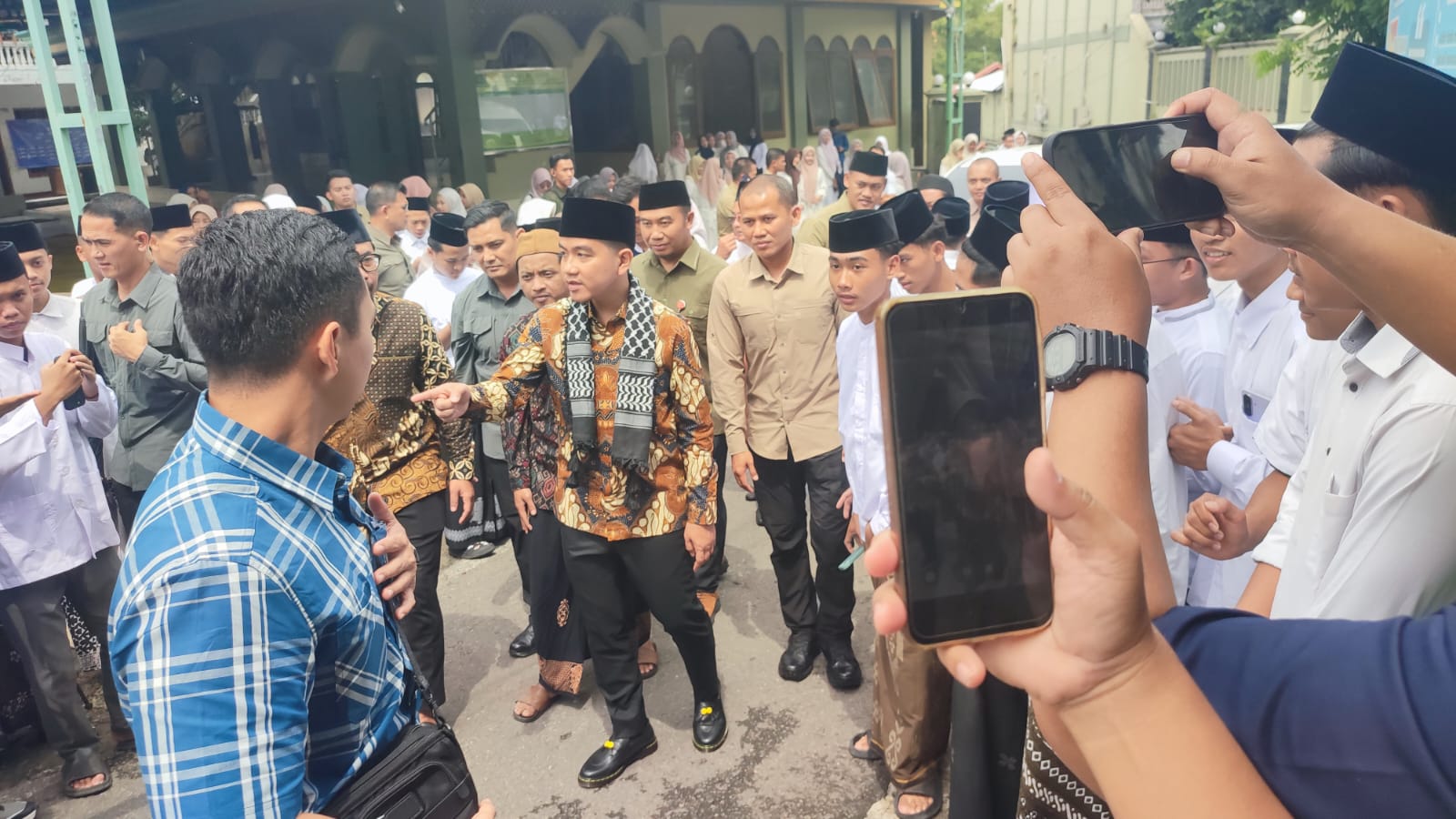 Wakil Presiden (Wapres) RI Gibran Rakabuming Raka berkunjung ke Pondok Pesantren (Ponpes) Walisongo di Kecamatan Karangmalang, Sragen, Kamis (26/3/2026). (Ahmad Khairudin/Radar Solo) 