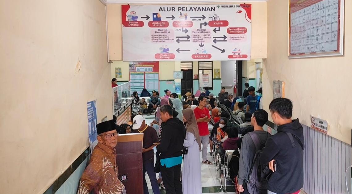 Pasien berjubel antre berobat di Puskesmas Sukoharjo Kota, Kamis (26/3), karena faktor kelelahan usai Lebaran. 