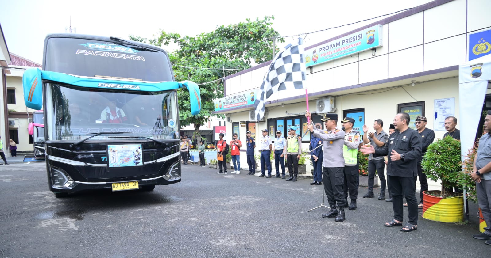 Pemberangkatan ratusan kaum boro ke perantauan di Halaman Mapolres Karanganyar, Kamis (26/3/2026). (Rudi Hartono/Radar Solo)